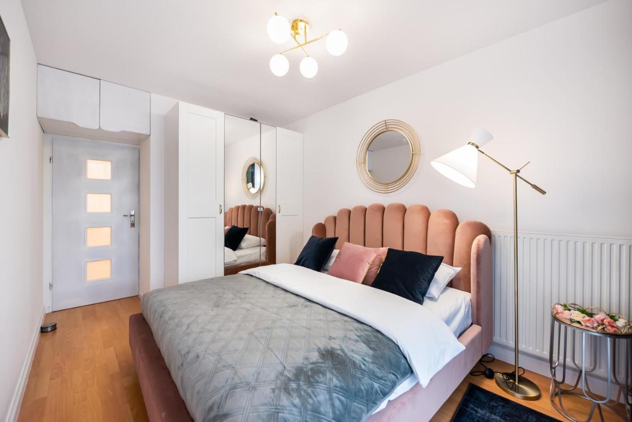 Metro Kondratowicza Velvet Apartment Varşovia Exterior foto